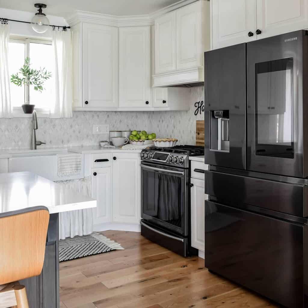 Black and White Kitchen: Complementary Appliances