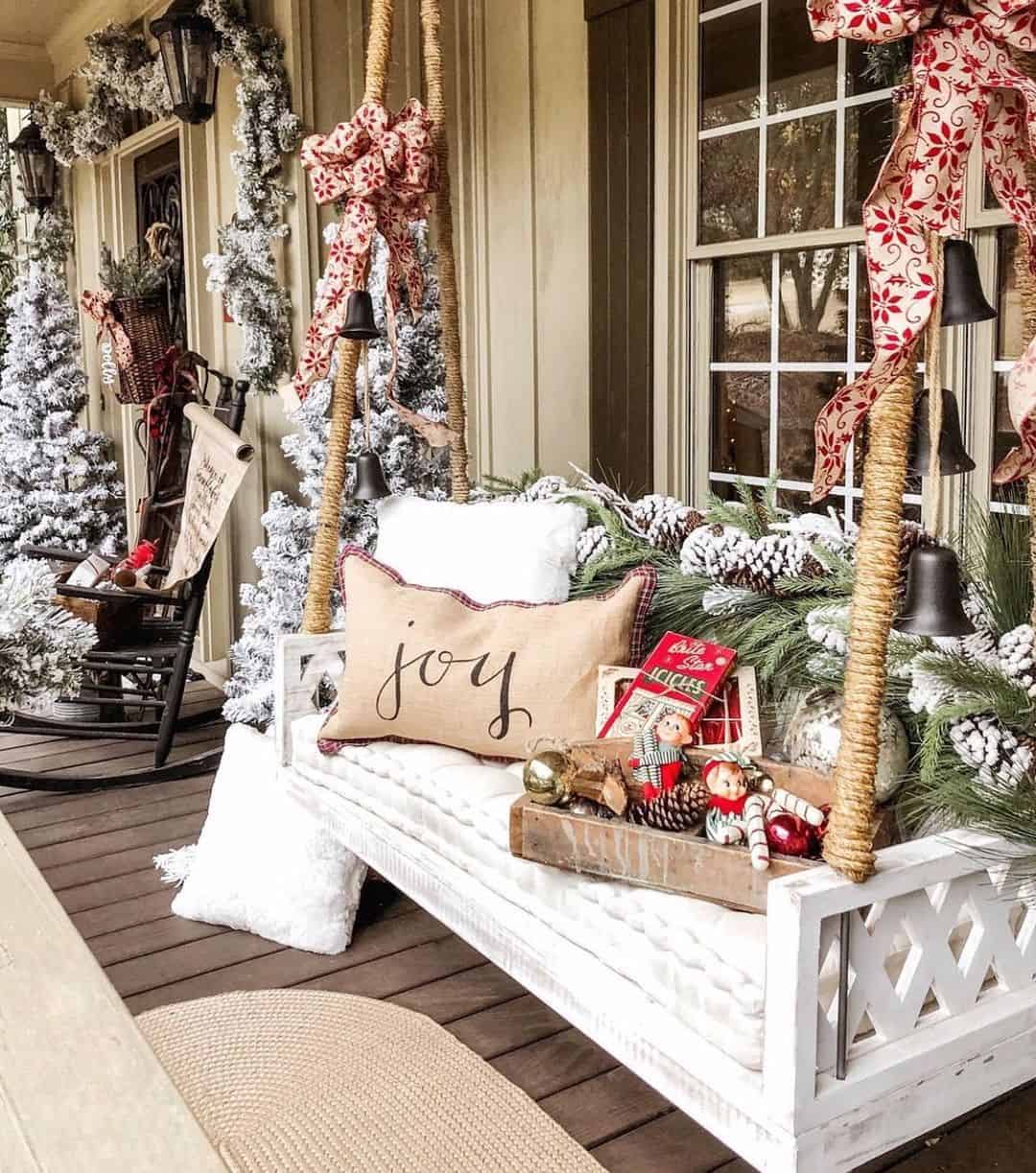 17 Farmhouse Porch Christmas Décor Ideas for a Festive Display