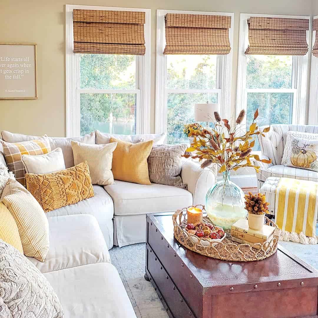 21 Gold Living Room Decor Ideas for Extra Glitz and Glamour