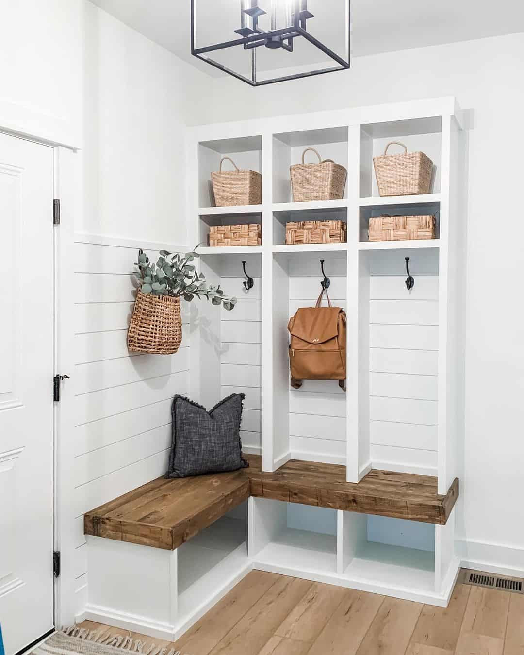 https://www.soulandlane.com/wp-content/uploads/2022/10/Black-Pillow-on-an-Entryway-Bench-With-Shoe-Storage.jpg