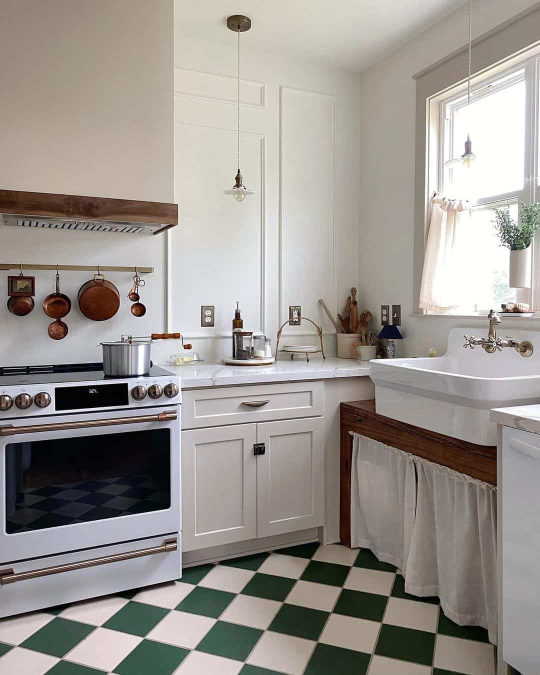 22 Tile Ideas for Kitchen Floors That Will Catch the Eye