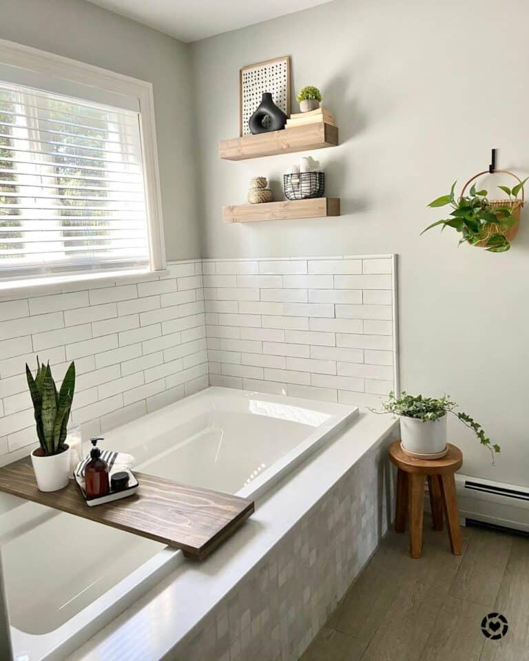 https://www.soulandlane.com/wp-content/uploads/2023/01/Natural-Light-in-Neutral-Colored-Bathroom-768x960.jpg