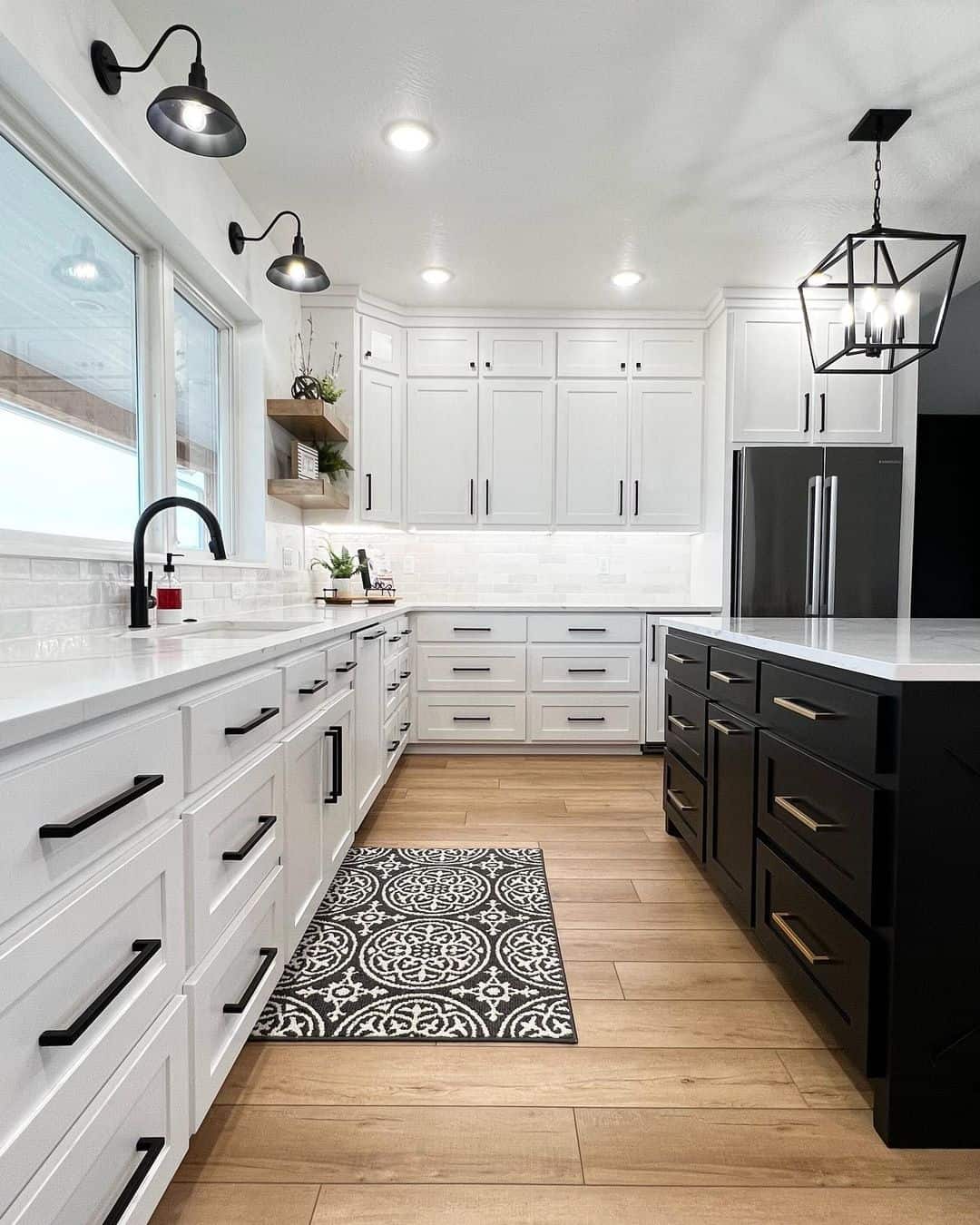 29 Black and White Farmhouse Kitchen Ideas for Your Home