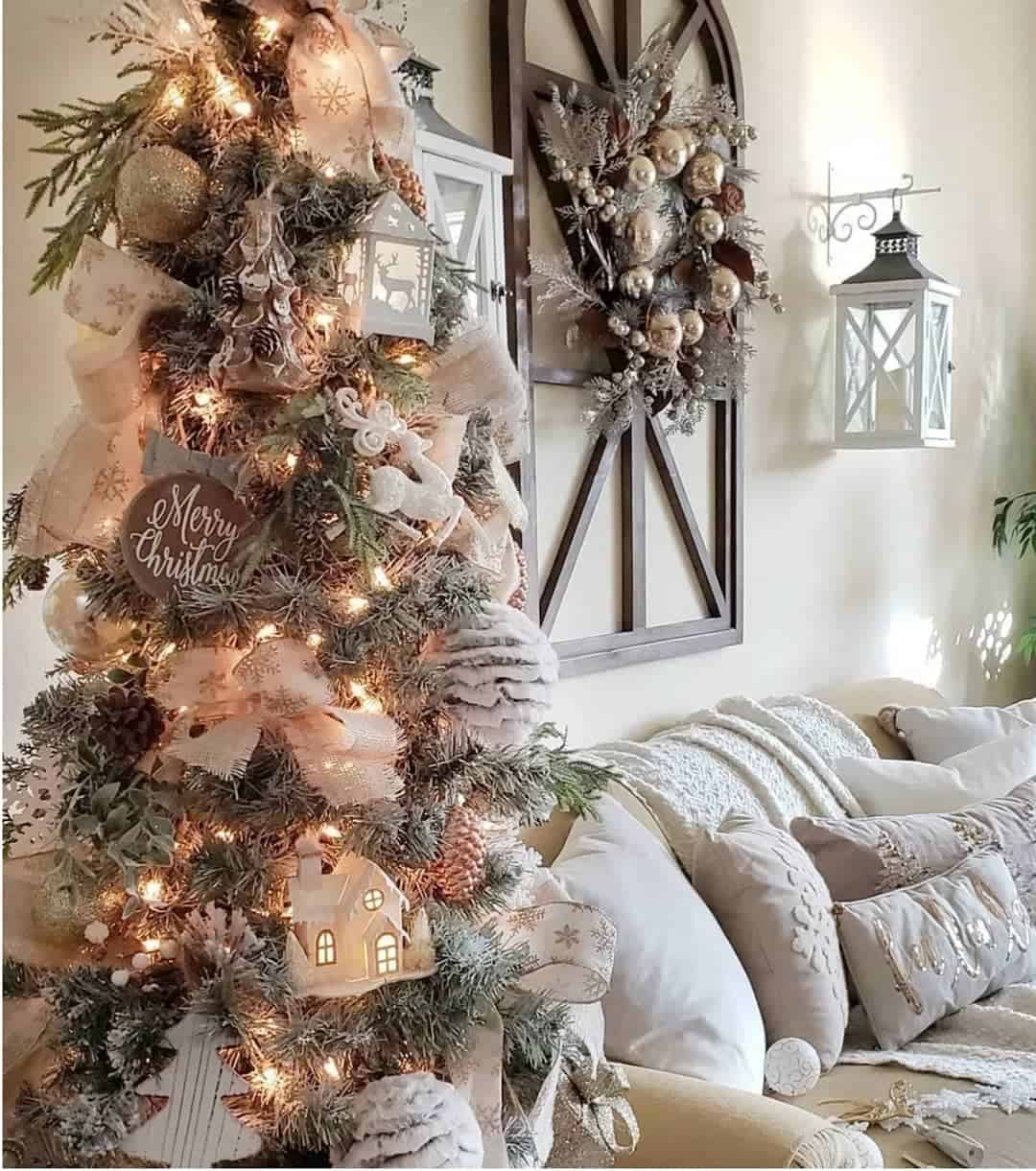 Farmhouse-inspired Living Room With Decorated Christmas Tree - Soul & Lane