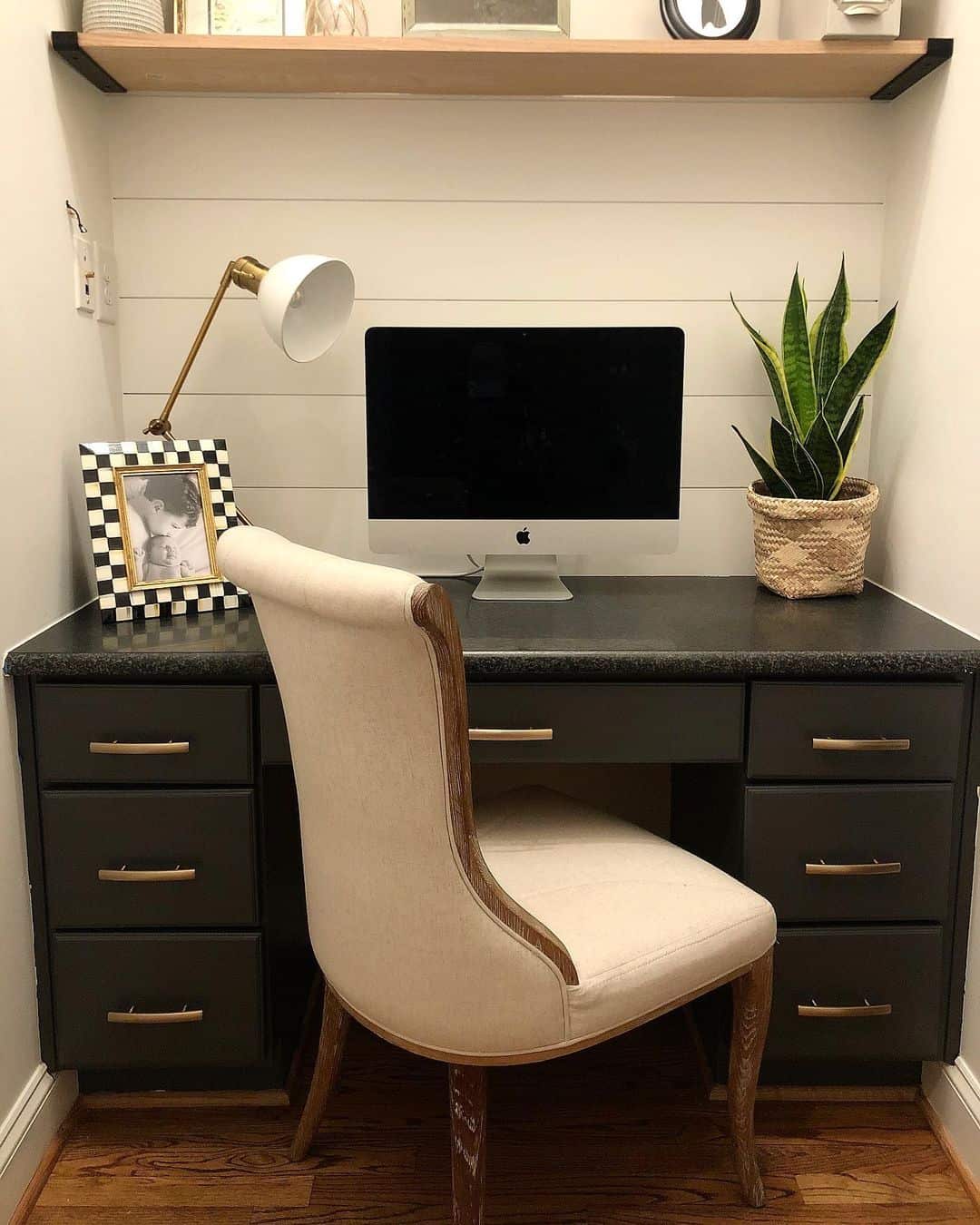 22 Small Office Décor Ideas to Optimize Unused Spaces