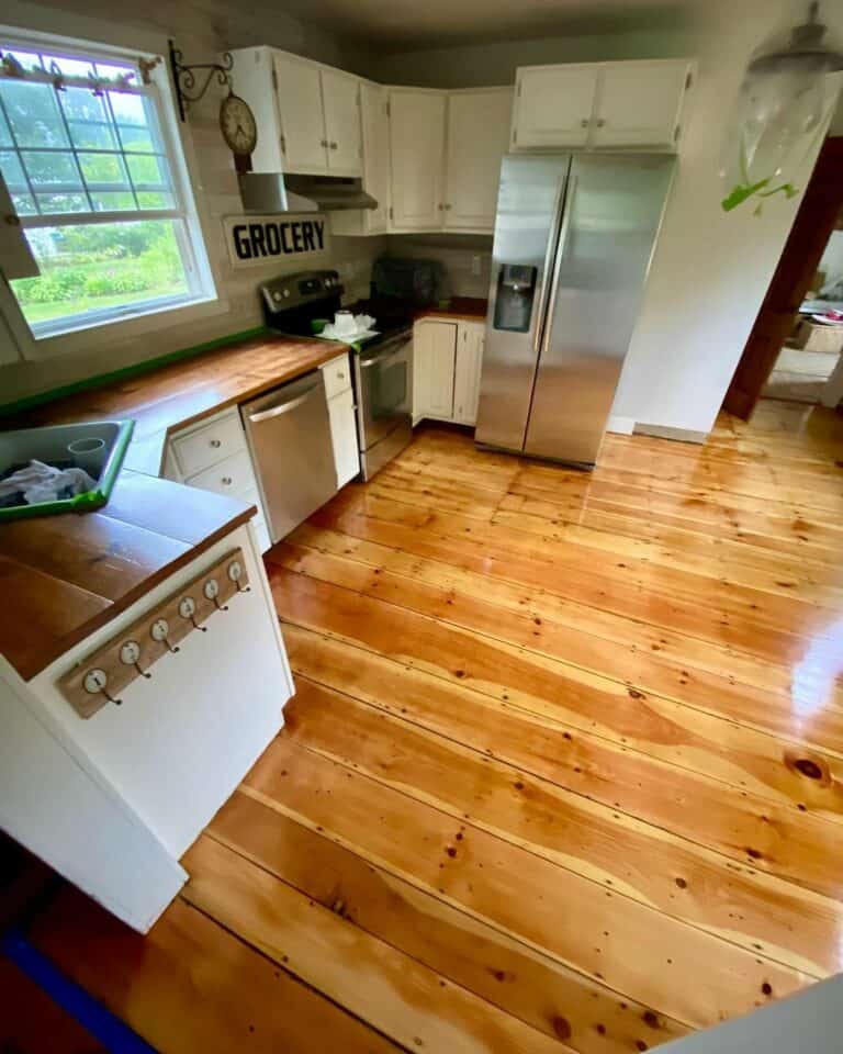 https://www.soulandlane.com/wp-content/uploads/2023/05/Farmhouse-Wooden-Kitchen-Flooring-Ideas-768x960.jpg